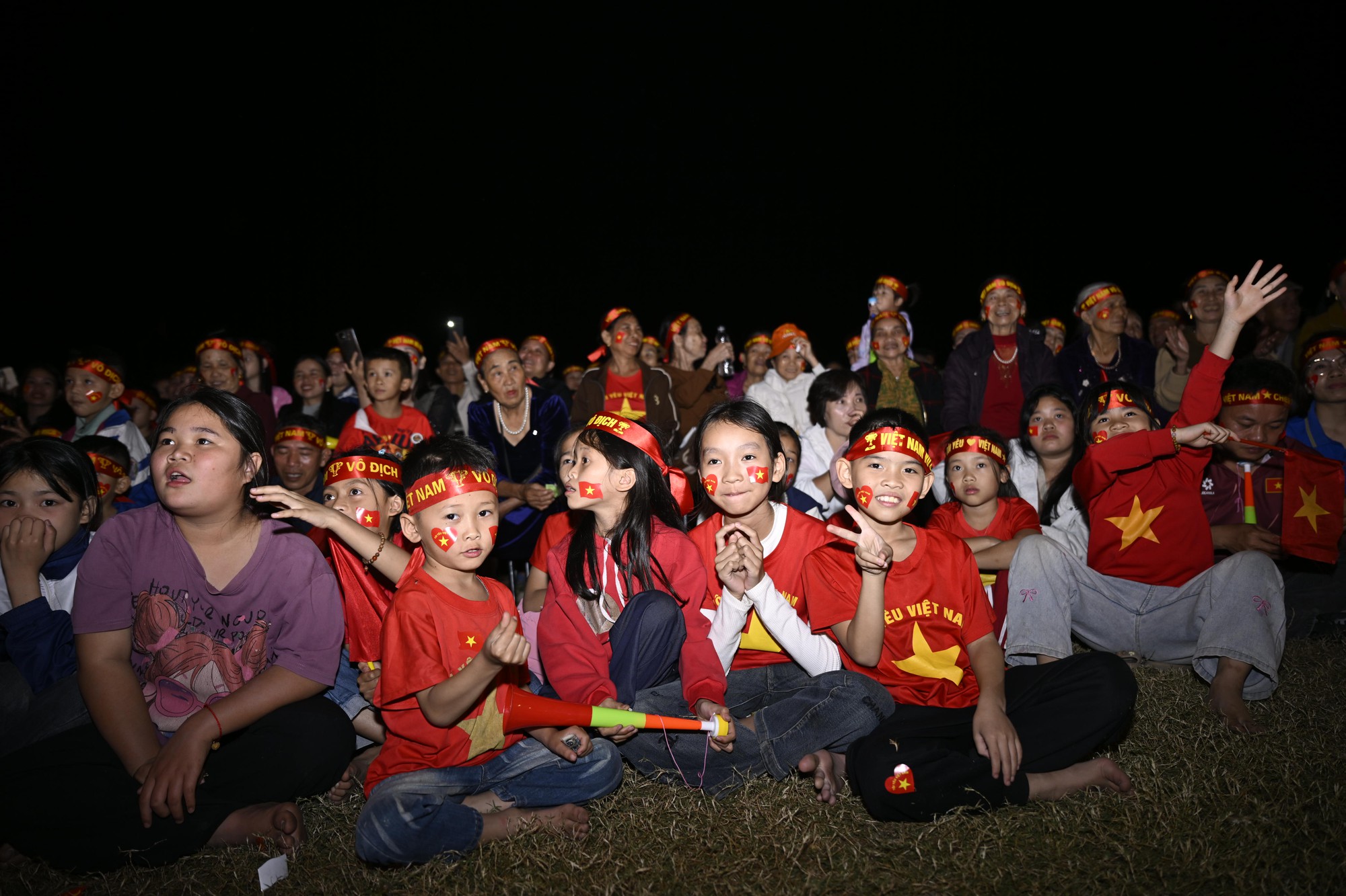 Nước mắt của cổ động viên khi U23 Việt Nam nhận thất bại cay đắng- Ảnh 72.