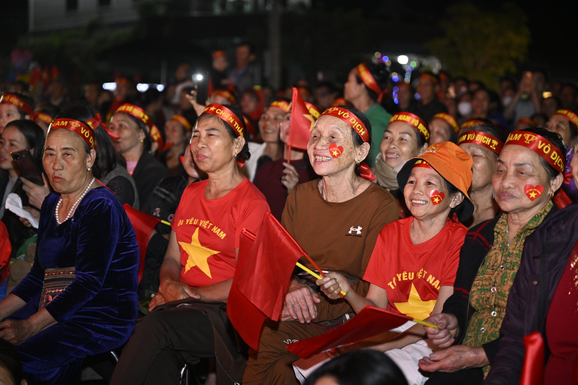 Nước mắt của cổ động viên khi U23 Việt Nam nhận thất bại cay đắng- Ảnh 73.