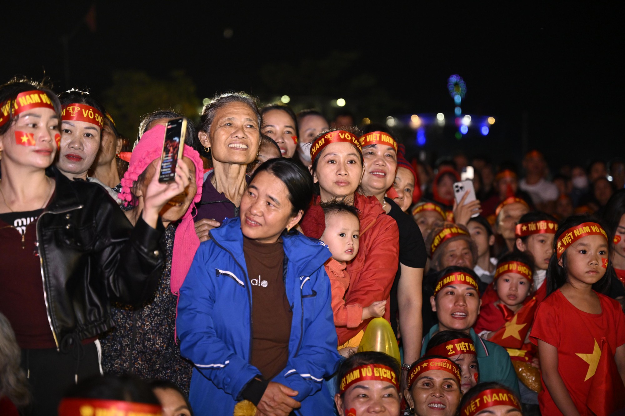 Nước mắt của cổ động viên khi U23 Việt Nam nhận thất bại cay đắng- Ảnh 74.