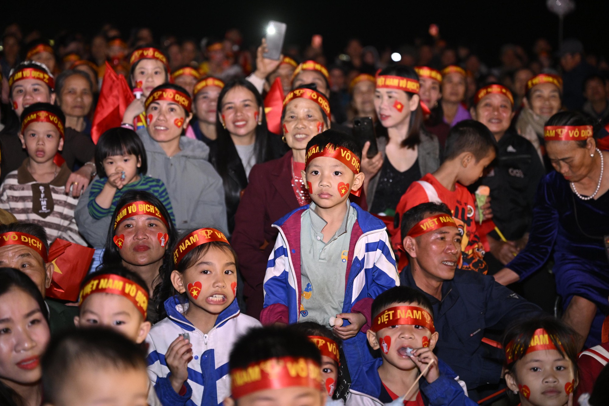 Nước mắt của cổ động viên khi U23 Việt Nam nhận thất bại cay đắng- Ảnh 75.