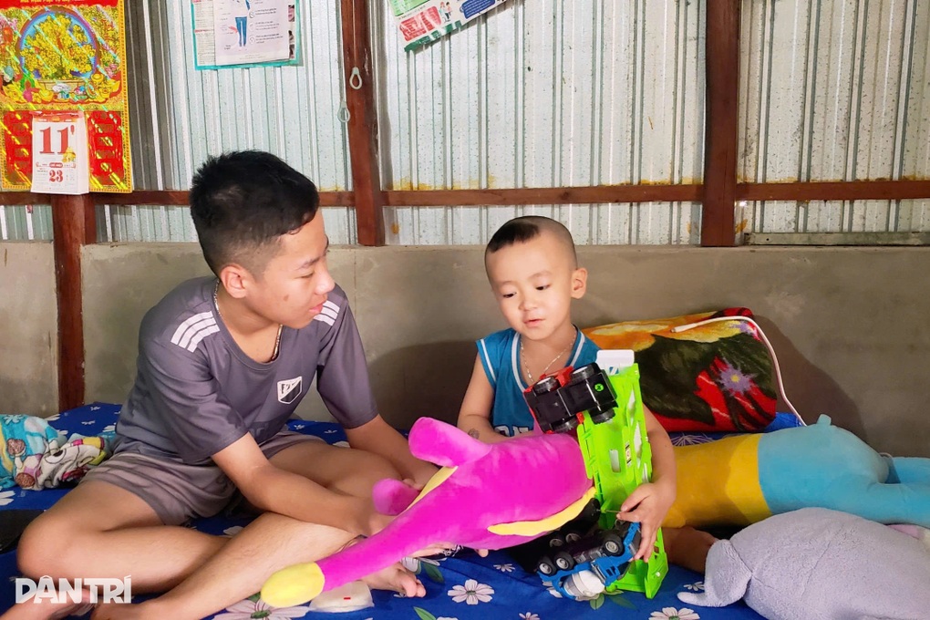 Cha mẹ nghèo nỗ lực cứu con trai 3 tuổi đang vật lộn với bệnh ung thư - 2