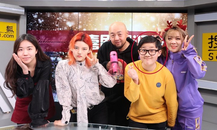 Hình ảnh Giả Vân Triết (khoanh đỏ) ở thời điểm hiện tại.