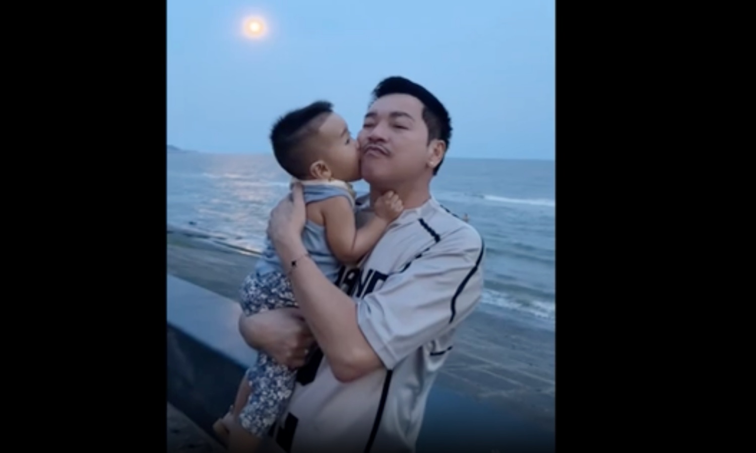 Quang Minh bày tỏ tình cảm với con trai