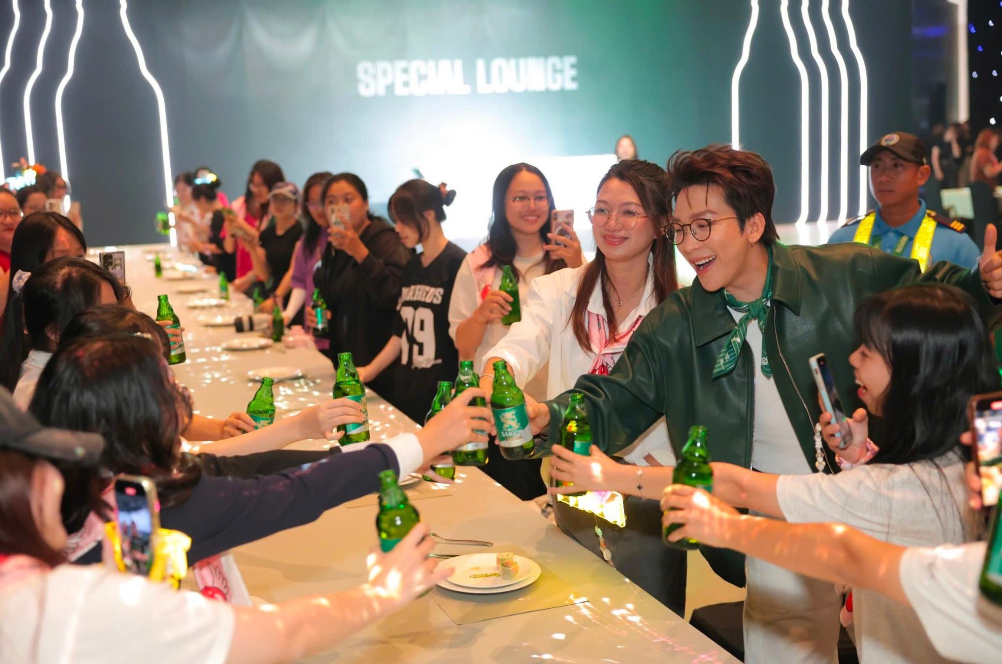 Bia Saigon Special đem cơn mưa “Lộc Special” đến hàng ngàn khán giả tại đêm countdown Hozo City Tết Fest 2025- Ảnh 3.