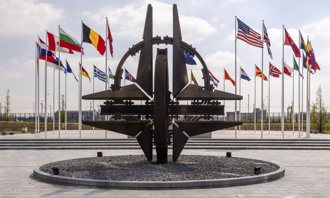 Biểu tượng NATO bên ngoài trụ sở tại Brussels, Bỉ tháng 4/2025. Ảnh: AP