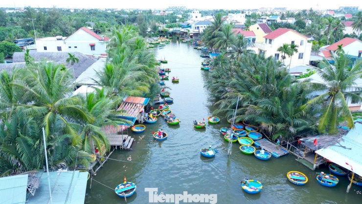 Ngôi làng được bao bọc bởi sông nước và rừng dừa. Nhìn từ trên cao ngôi làng hiển hiện với vẻ đẹp yên bình, xanh mướt.