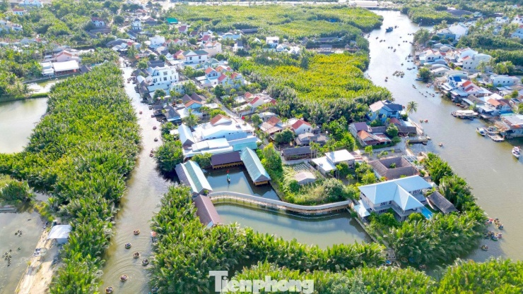 Cẩm Thanh có diện tích khoảng gần 940ha, với hệ thống kênh rạch chằng chịt và diện tích mặt nước chiếm đến gần 350ha.