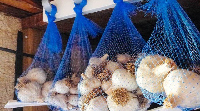 Treo giúp không khí lưu thông xung quanh củ hành, tép tỏi, hạn chế đọng hơi ẩm và giảm nguy cơ phát sinh nấm mốc, giữ được độ cứng và hương vị tự nhiên trong nhiều tháng.