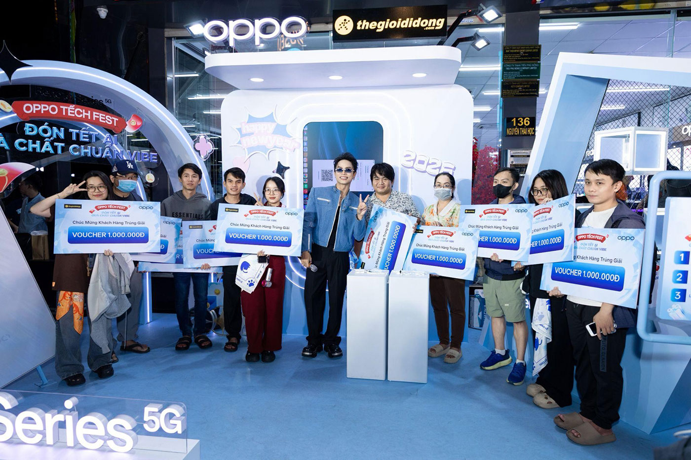 OPPO Reno15 Series cùng Neko Lê và fan khuấy động Tếch Bus giữa trung tâm TP.HCM - Ảnh 4.
