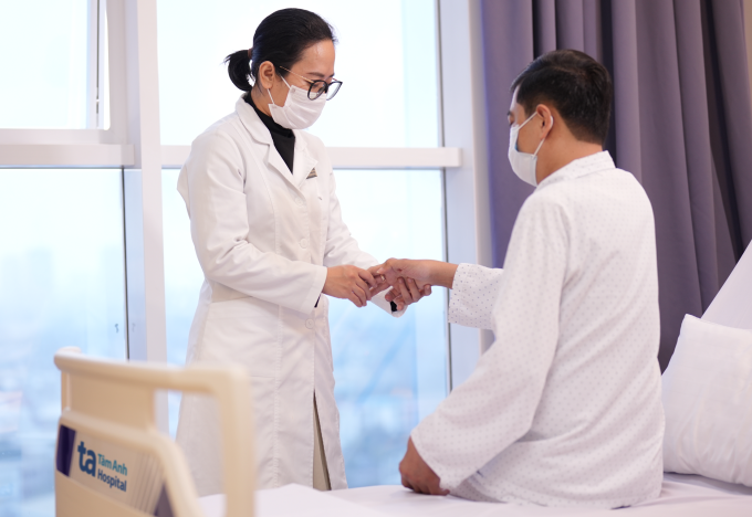 Bác sĩ khám cho anh Quang sau liều thuốc sinh học thứ ba. Ảnh: Bệnh viện Đa khoa Tâm Anh