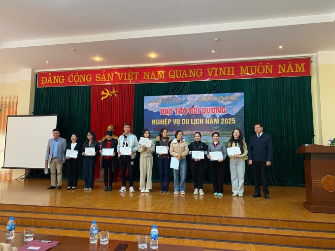 Học viên nhận giấy chứng nhận hoàn thành Lớp tập huấn bồi dưỡng nghiệp vụ du lịch năm 2025. Ảnh: Học viện Nông nghiệp Việt Nam