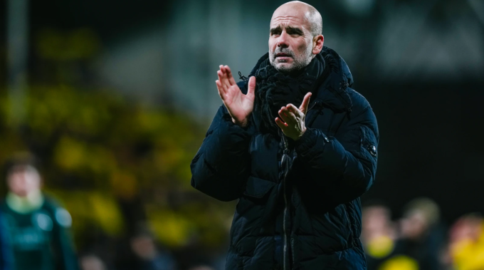 HLV Pep Guardiola vỗ tay tri ân người hâm mộ sau trận. Ảnh: Man City