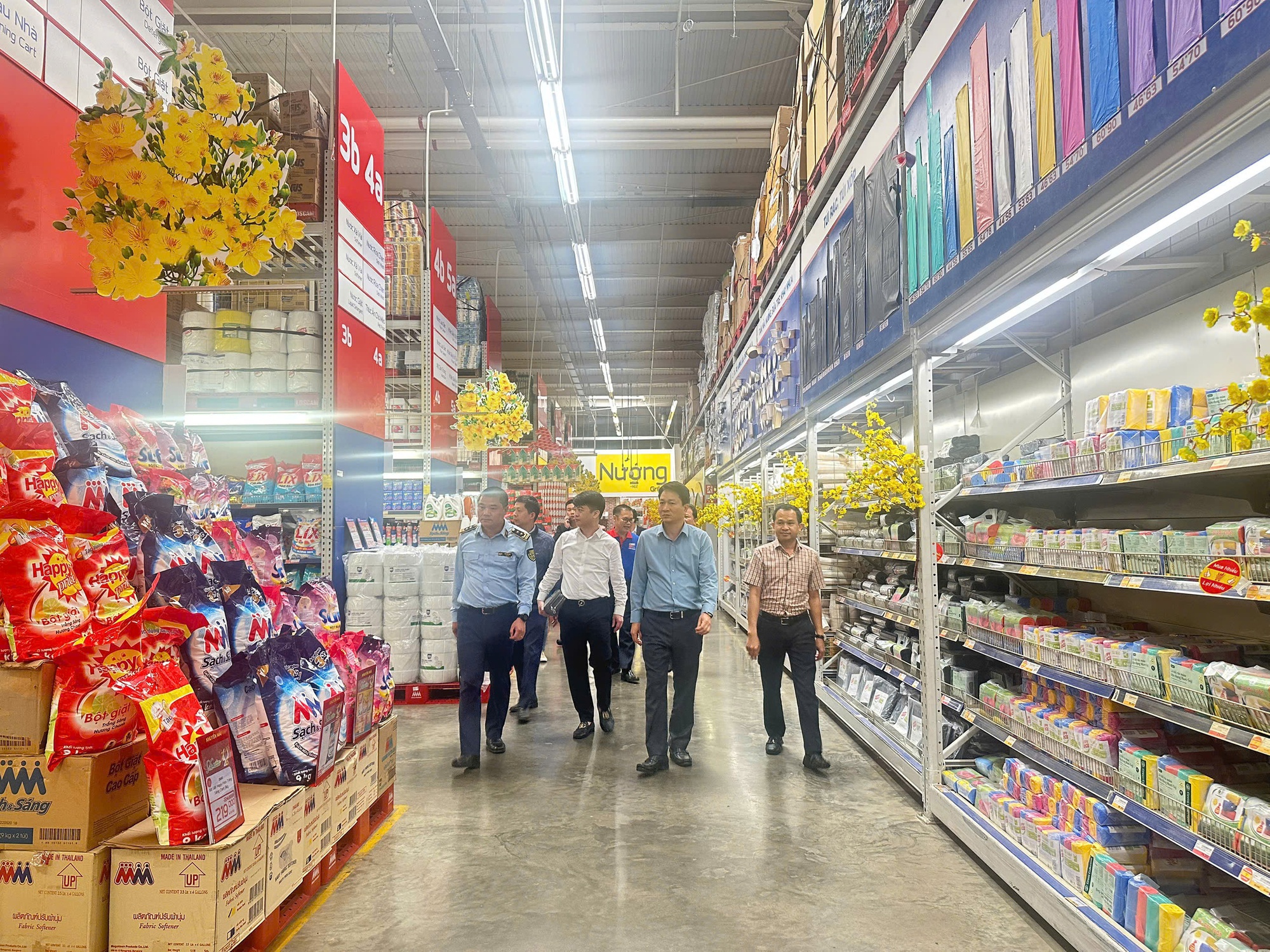 Cao điểm kiểm tra thị trường: Nhiều DN, hộ kinh doanh bị tịch thu toàn bộ hàng hóa vi phạm, chuyển 1 vụ có dấu hiệu tội phạm sang cơ quan điều tra- Ảnh 2.