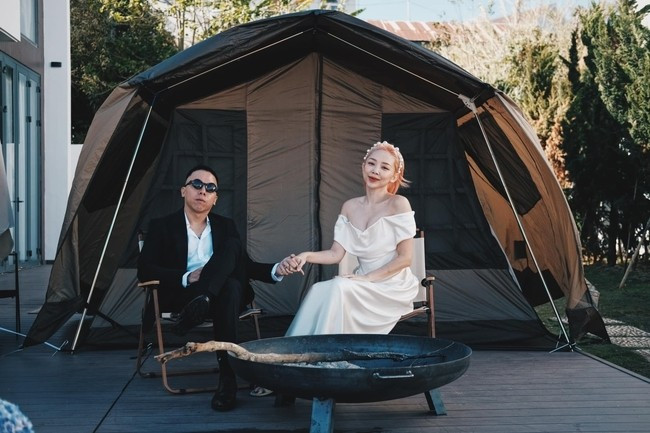 Touliver lặng lẽ xem ảnh Tóc Tiên suốt chuyến bay- Ảnh 4.