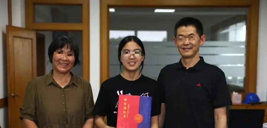 Suốt 4 năm nhận 3,7 triệu đồng mỗi tháng từ người lạ, nữ sinh ĐH Chiết Giang sững sờ khi biết danh tính ân nhân giấu mặt- Ảnh 2.