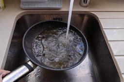 Vì sao không nên rửa chảo chống dính ngay sau khi xào rán?