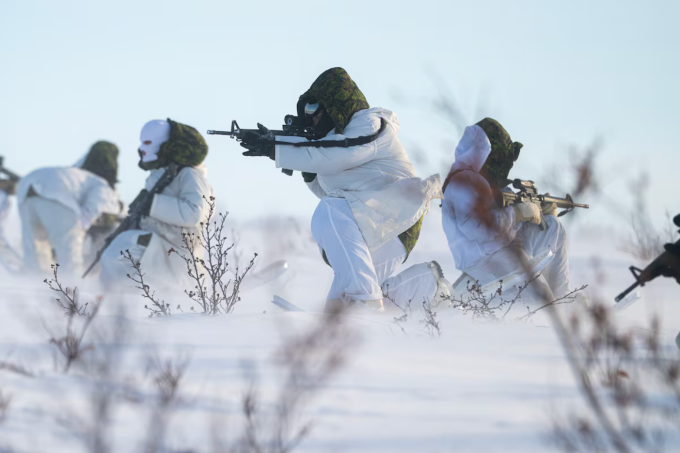 Binh sĩ Canada tuần tra khu vực xung quanh mái vòm tiếp sóng vệ tinh NORAD. Ảnh: G&M