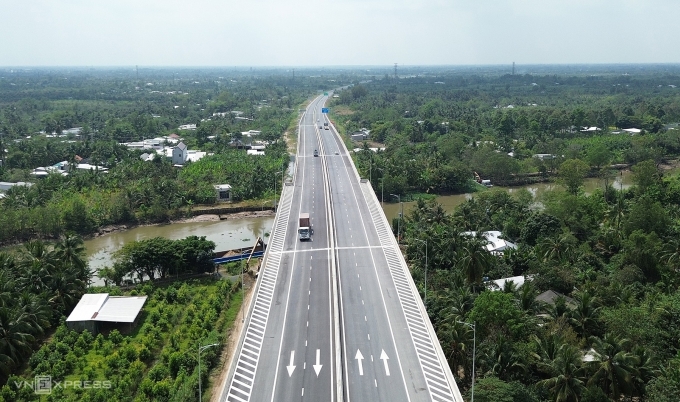 Xe chạy trên cao tốc Cần Thơ - Cà Mau, thuộc phường Hưng Phú, TP Cần Thơ, gần nút giao IC2 (điểm đầu cao tốc Cần Thơ - Cà Mau). Ảnh: An Bình