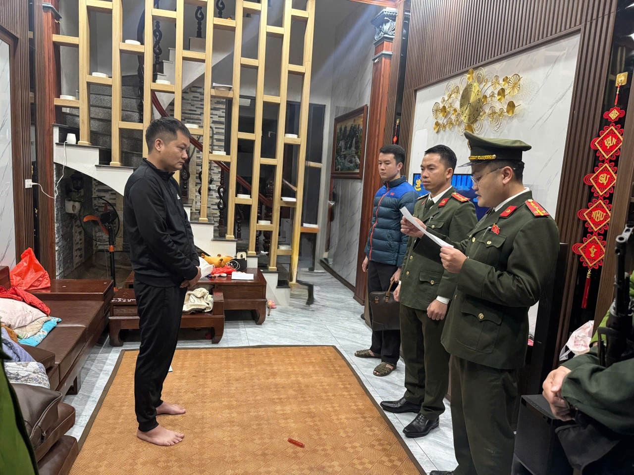 Buôn 25 tấn mỹ phẩm giả từ Trung Quốc, bán qua Facebook và Shopee thu lợi hàng chục tỉ đồng- Ảnh 1.