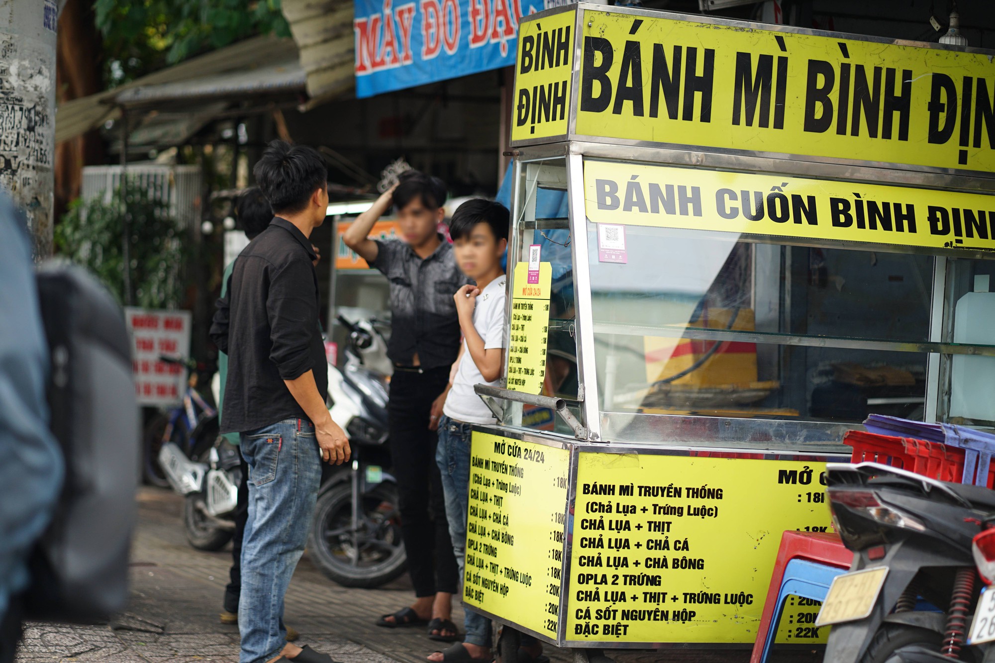 Cảnh tượng bất ngờ ở Chợ Lớn ngày giáp Tết- Ảnh 4.