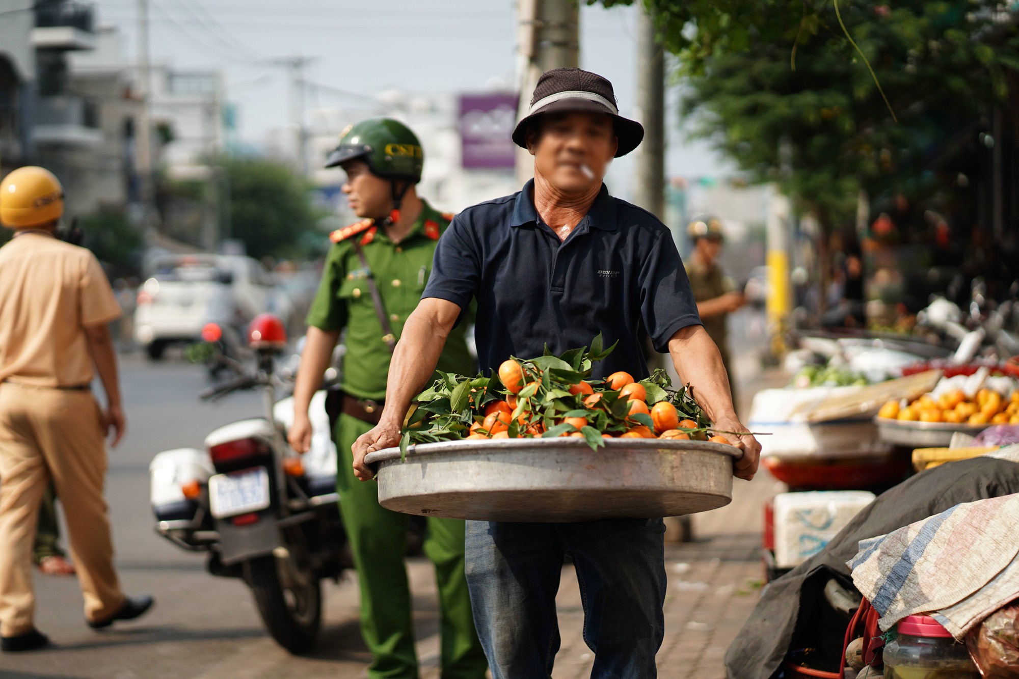 Cảnh tượng bất ngờ ở Chợ Lớn ngày giáp Tết- Ảnh 3.