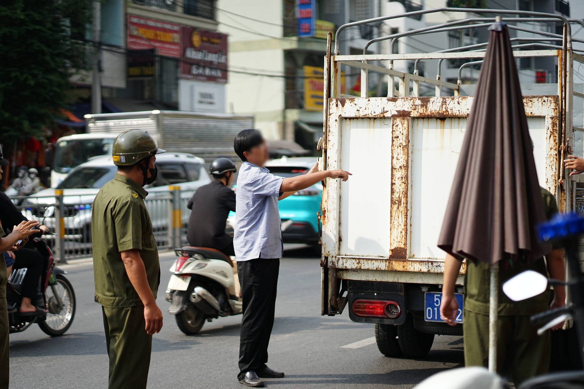 Cảnh tượng bất ngờ ở Chợ Lớn ngày giáp Tết- Ảnh 6.