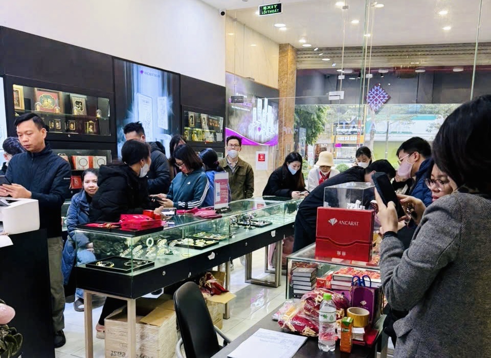 Bạc lập đỉnh mới, người dân rút tiết kiệm, xếp hàng đến 9 giờ tối chờ mua- Ảnh 1.