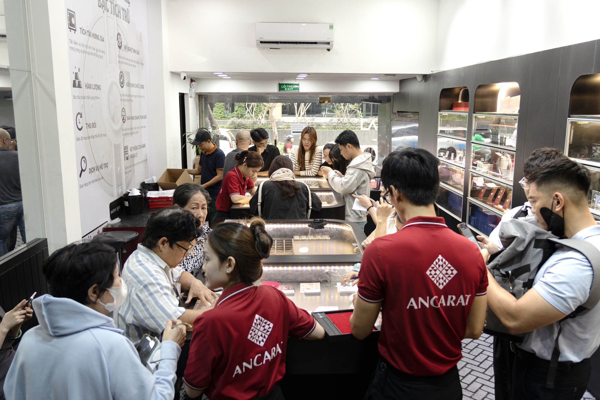 Bạc lập đỉnh mới, người dân rút tiết kiệm, xếp hàng đến 9 giờ tối chờ mua- Ảnh 3.