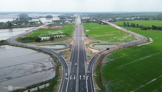 Cao tốc Cần Thơ - Cà Mau đoạn qua xã Vị Thủy, TP Cần Thơ. Ảnh: An Bình