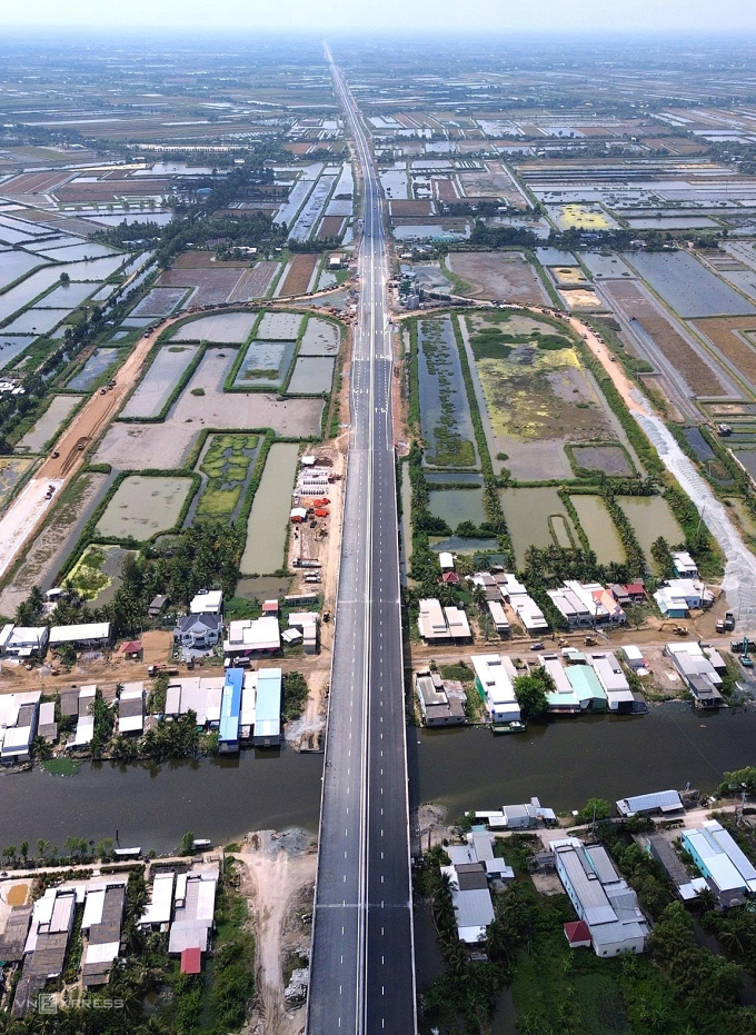 Cầu vượt sông Huyện Sử trên tuyến chính cao tốc Cần Thơ – Cà Mau; đoạn qua địa bàn xã Trí Phải, tỉnh Cà Mau, có đường dẫn tới quốc lộ 63. Ảnh: Chúc Ly