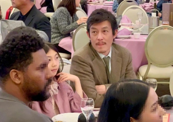 Các bình luận về ngoại hình Trần Quán Hy chủ yếu tập trung vào việc anh lão hóa và không chăm sóc hình ảnh. Chủ đề 'Trần Quán Hy già khọm' gây xôn xao trên mạng xã hội, thu hút hơn 100 triệu lượt xem chỉ trong một ngày. Số khác so sánh Trần Quán Hy với các nghệ sĩ cùng tuổi như Tạ Đình Phong, Ngô Kiến Hào... và chỉ ra Trần Quán Hy 'thua điểm'.