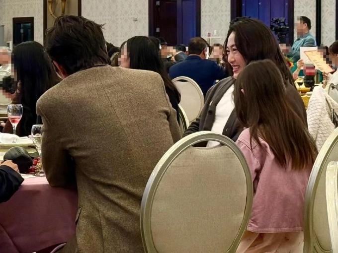 Một số cư dân mạng chú ý đến diện mạo Tần Thư Bồi - vợ Trần Quán Hy, nói việc thiếu chăm sóc bản thân đã khiến cô mất dáng đẹp của một siêu mẫu.Trước chỉ trích ngoại hình, Trần Quán Hy từng tuyên bố 'sự chân thực quan trọng hơn sự hoàn hảo'. Anh cũng thừa nhận trong một phỏng vấn, từ khi con chào đời, rằng 'cảm thấy mình như một người chú''.