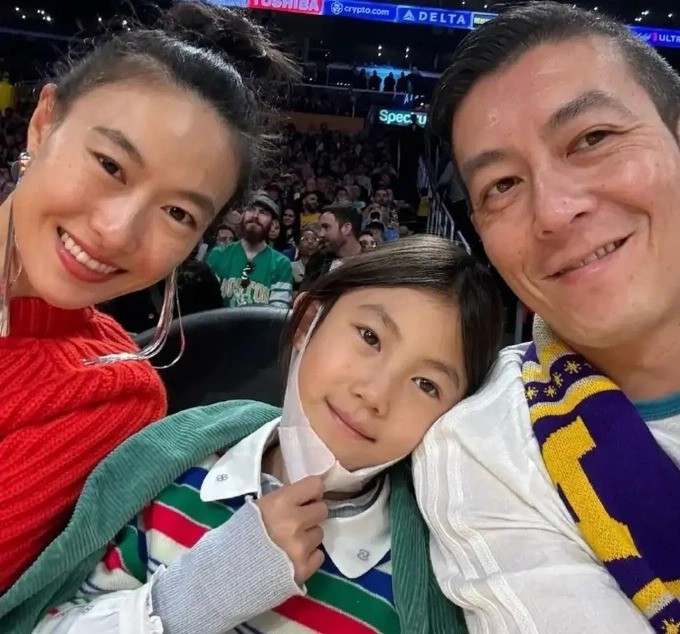 Theo Sinchew, những năm gần đây, Trần Quán Hy và Tần Thư Bồi sống ở Mỹ, kín tiếng. Cả hai thường xuất hiện cùng nhau hoặc đưa con gái đi cùng. Họ tập trung phát triển thương hiệu thời trang Clot và gặt hái thành công. Cửa hàng tại Los Angeles là địa điểm nổi tiếng trong giới thời trang đường phố, thu về doanh thu hàng năm hơn mười triệu USD.