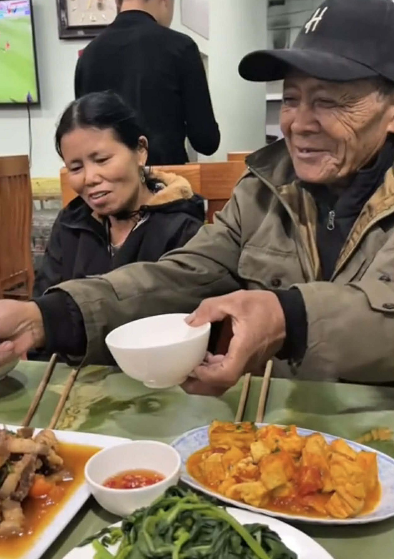 Cụ ông vượt 1.500km đến Sơn La rước bạn gái quen qua mạng về sống chung: Các con phản ứng bất ngờ- Ảnh 4.