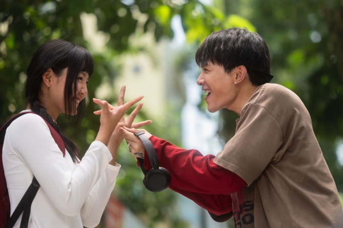 Diễn viên Anh Tú Atus và Đoàn Minh Anh trong Nhà ba tôi một phòng. Ảnh: Huy Trần