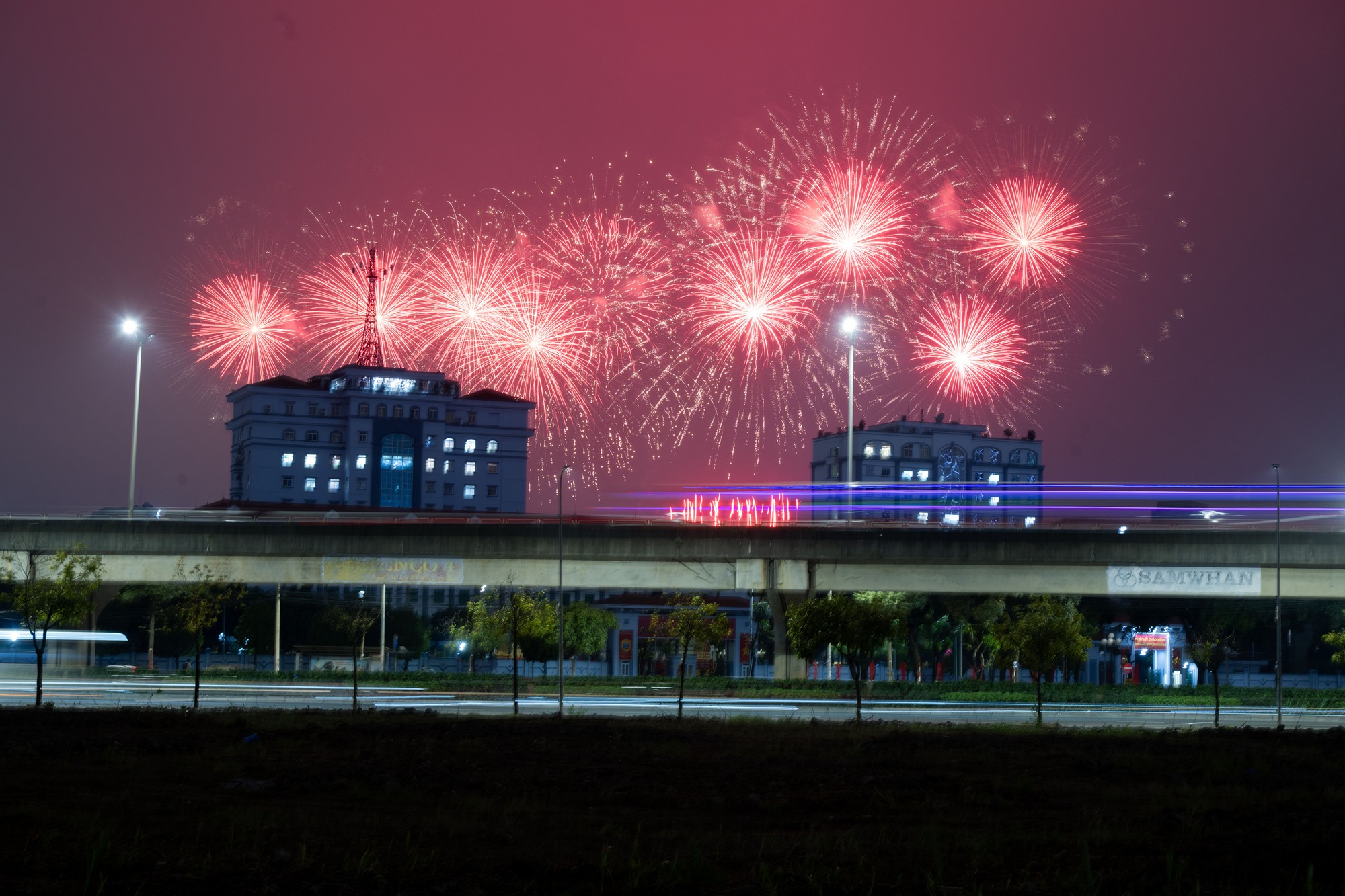 Tối 21/1, người dân Hà Nội háo hức ngắm nhìn màn trình diễn pháo hoa tổng duyệt cực mãn nhãn tại sân vận động Mỹ Đình- Ảnh 5.