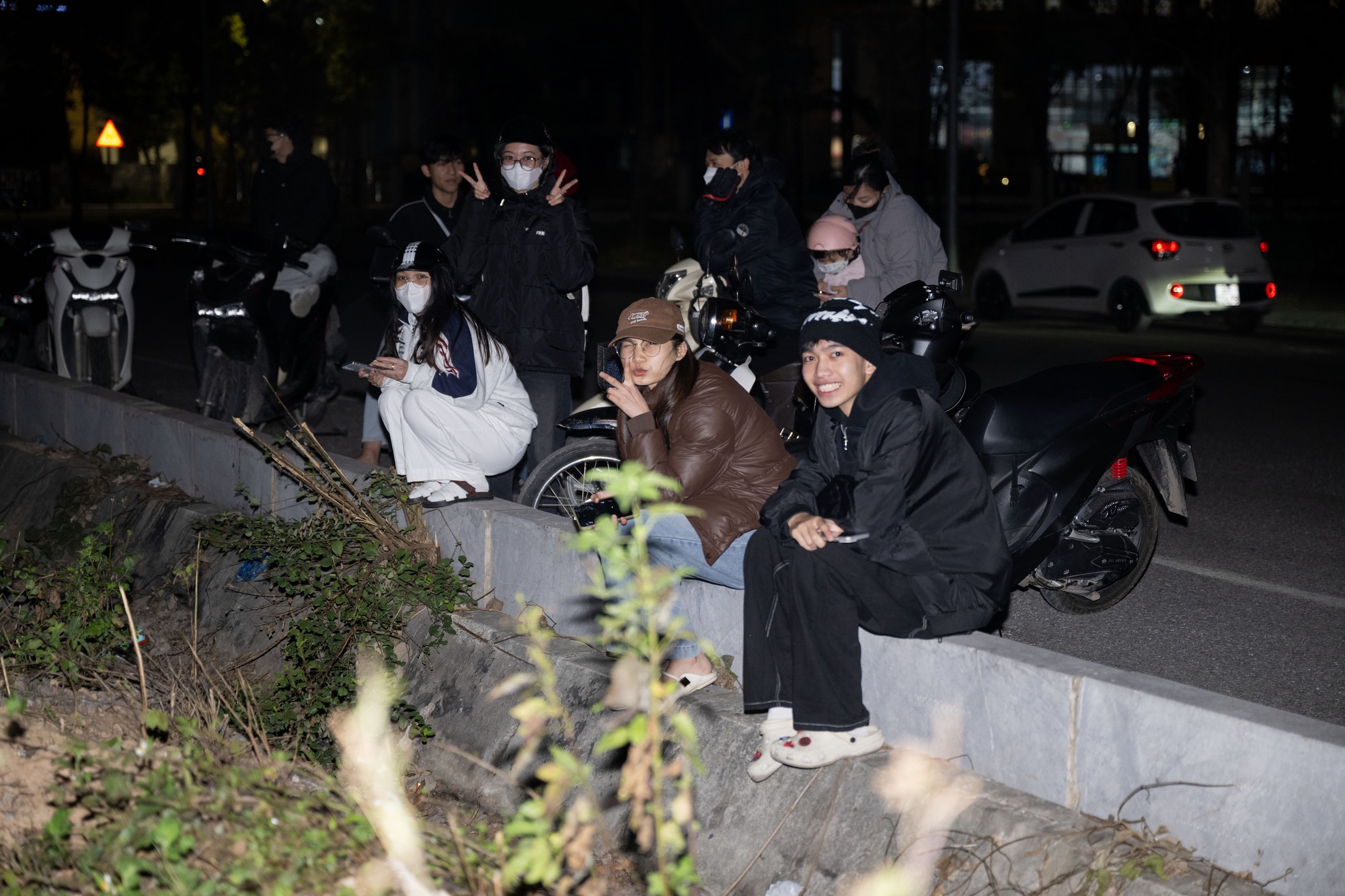 Tối 21/1, người dân Hà Nội háo hức ngắm nhìn màn trình diễn pháo hoa tổng duyệt cực mãn nhãn tại sân vận động Mỹ Đình- Ảnh 4.