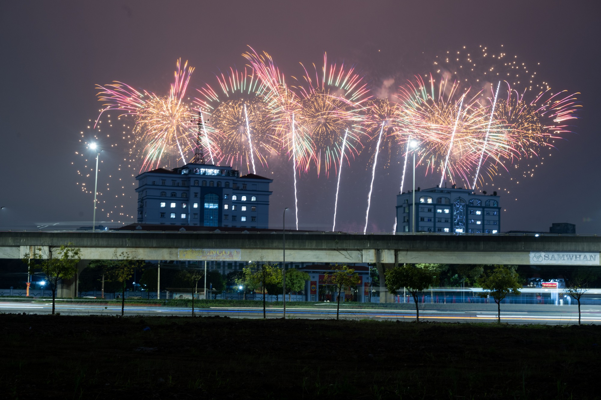 Tối 21/1, người dân Hà Nội háo hức ngắm nhìn màn trình diễn pháo hoa tổng duyệt cực mãn nhãn tại sân vận động Mỹ Đình- Ảnh 6.