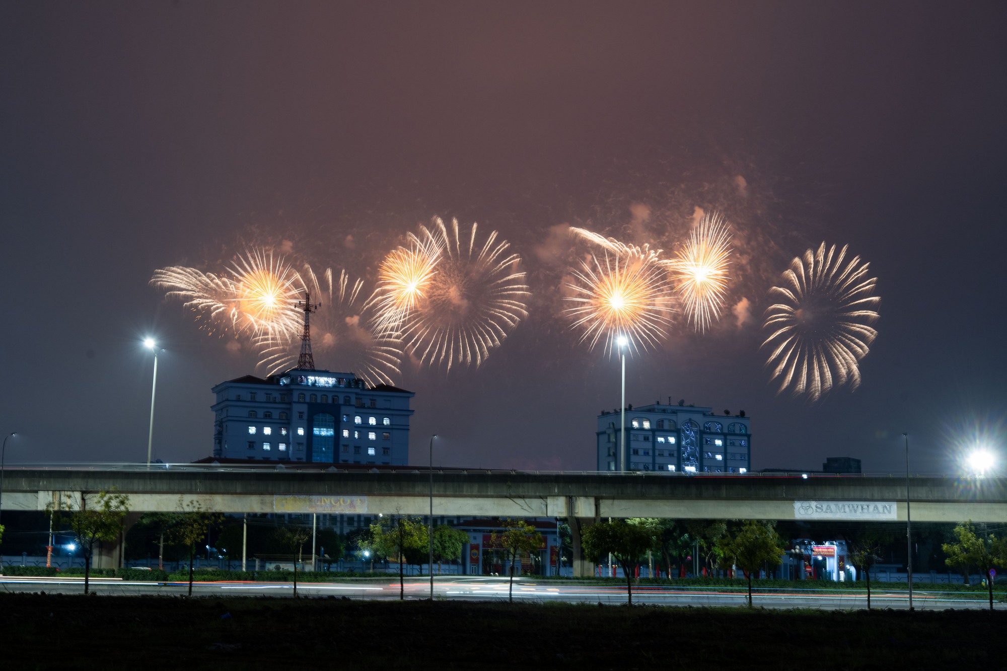 Tối 21/1, người dân Hà Nội háo hức ngắm nhìn màn trình diễn pháo hoa tổng duyệt cực mãn nhãn tại sân vận động Mỹ Đình- Ảnh 7.