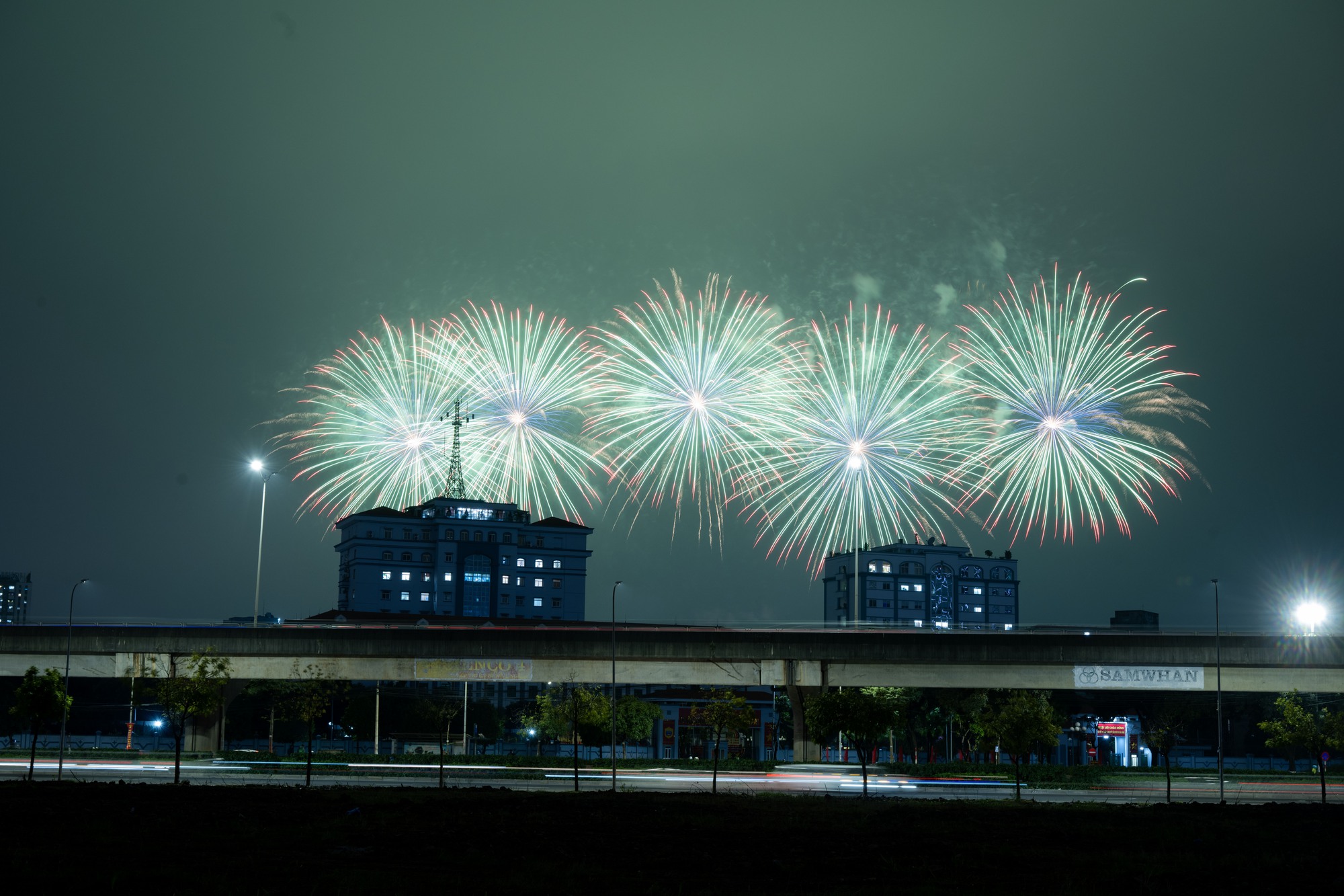 Tối 21/1, người dân Hà Nội háo hức ngắm nhìn màn trình diễn pháo hoa tổng duyệt cực mãn nhãn tại sân vận động Mỹ Đình- Ảnh 8.