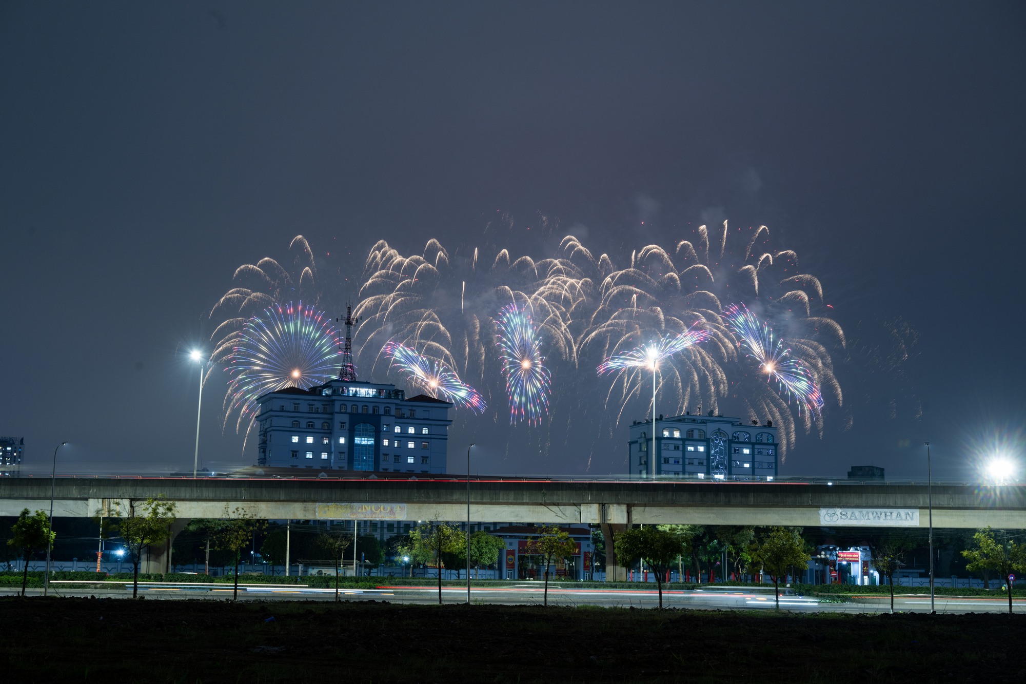 Tối 21/1, người dân Hà Nội háo hức ngắm nhìn màn trình diễn pháo hoa tổng duyệt cực mãn nhãn tại sân vận động Mỹ Đình- Ảnh 9.