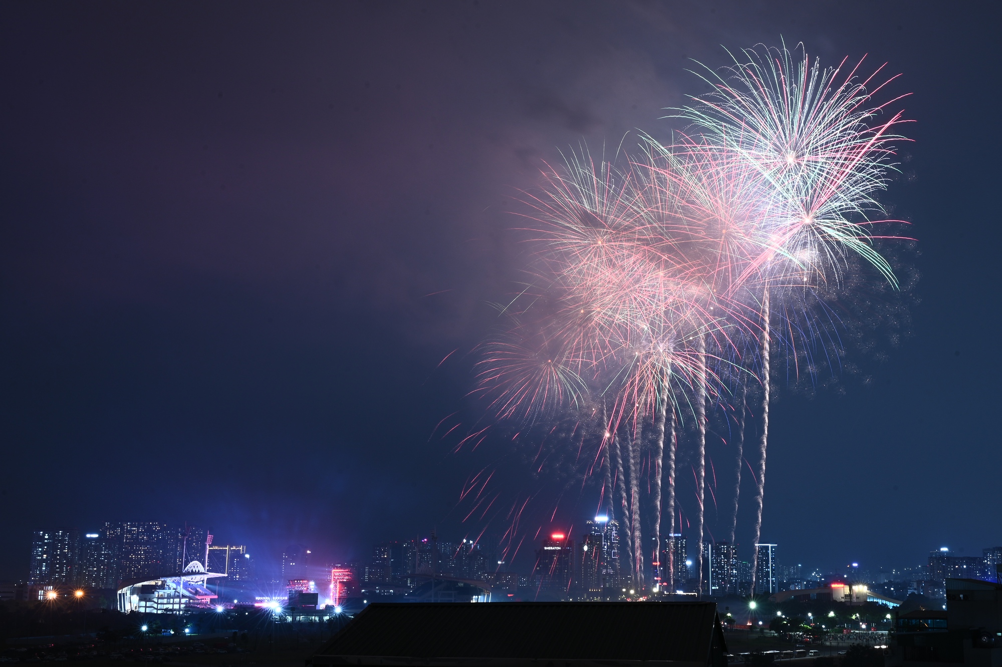 Tối 21/1, người dân Hà Nội háo hức ngắm nhìn màn trình diễn pháo hoa tổng duyệt cực mãn nhãn tại sân vận động Mỹ Đình- Ảnh 15.