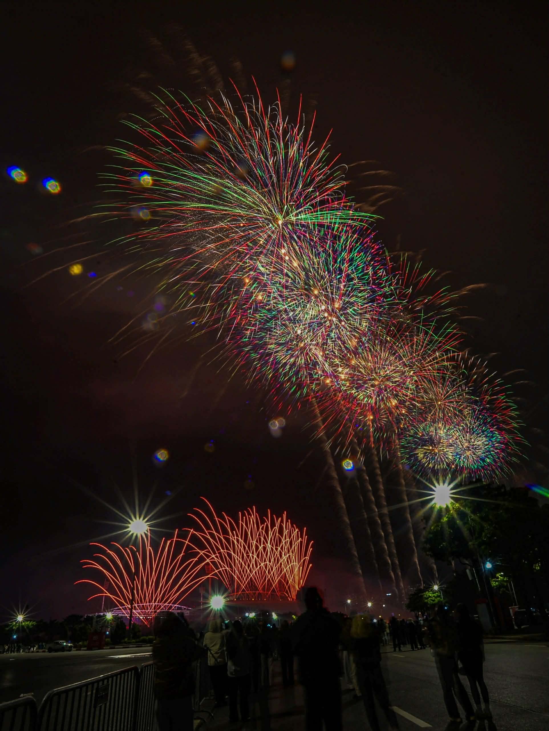 Pháo hoa rực sáng bầu trời thủ đô tại buổi tổng duyệt chương trình mừng Đại hội XIV của Đảng - Ảnh 11.