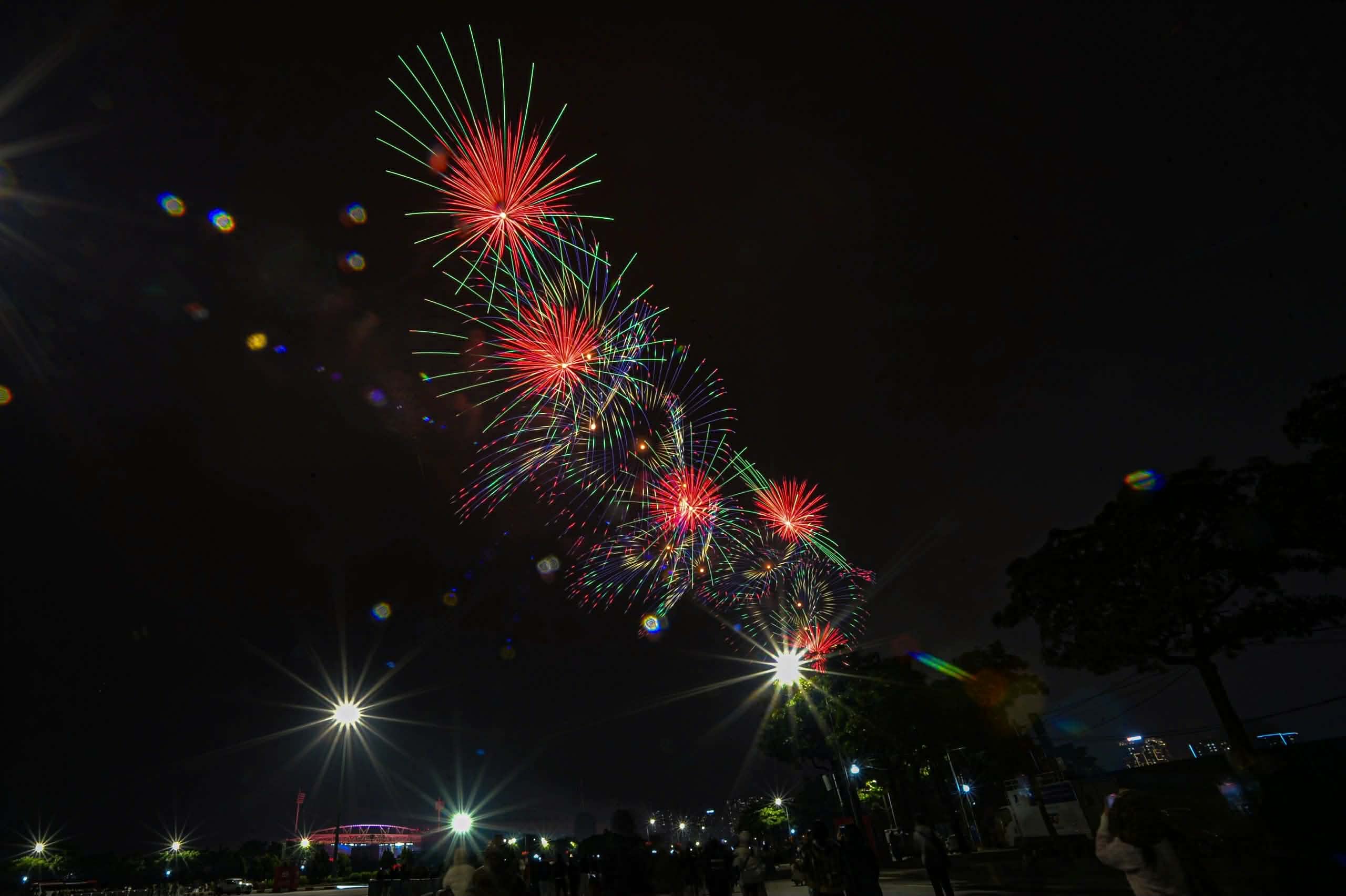 Pháo hoa rực sáng bầu trời thủ đô tại buổi tổng duyệt chương trình mừng Đại hội XIV của Đảng - Ảnh 13.