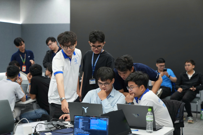 Sinh viên được học và thực hành theo từng nhóm với người hướng dẫn từ doanh nghiệp. Ảnh: UIT