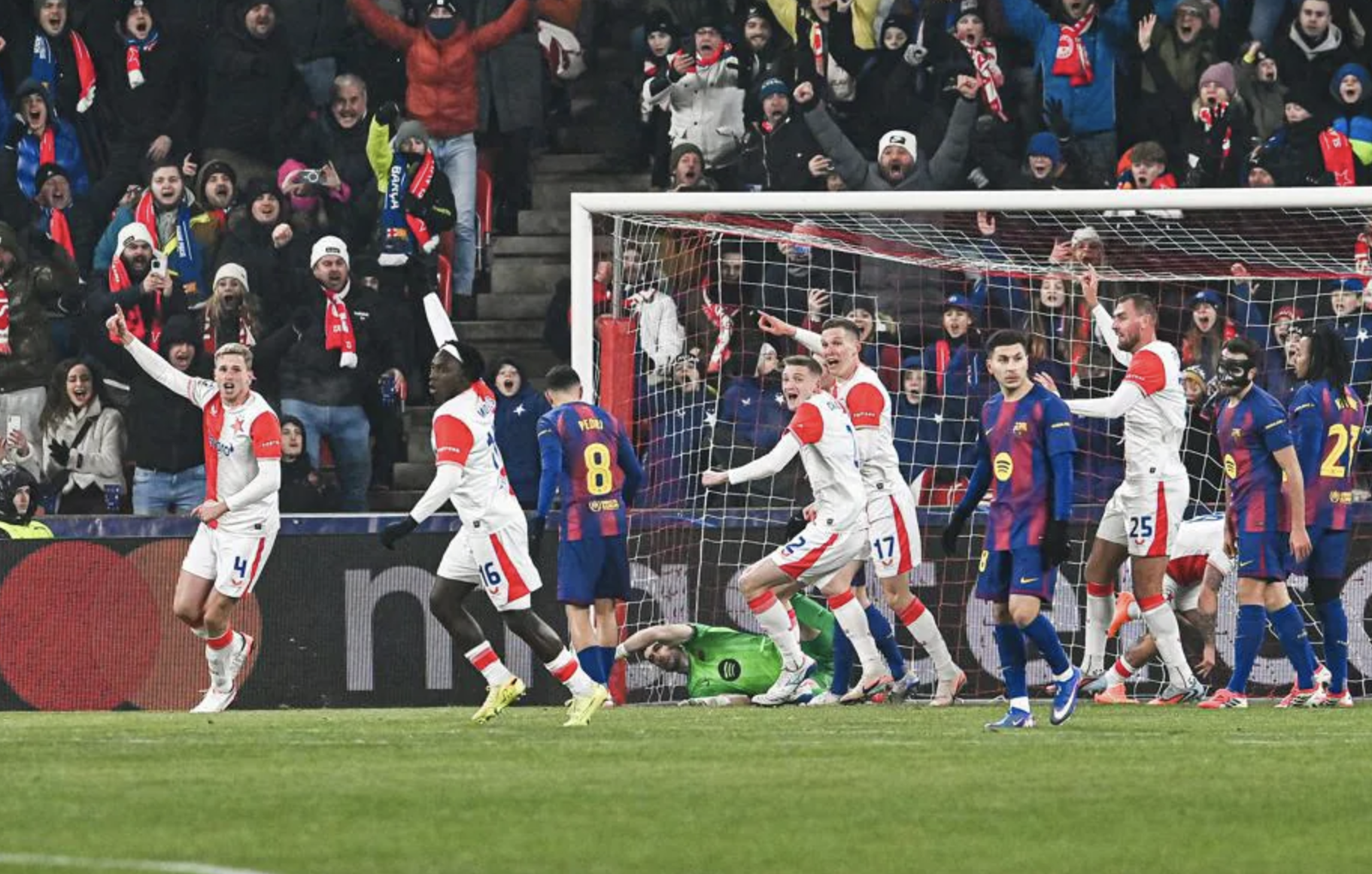 Ngược dòng kịch tính, Barcelona thắng nghiền ép chủ nhà Slavia Prague - Ảnh 2.