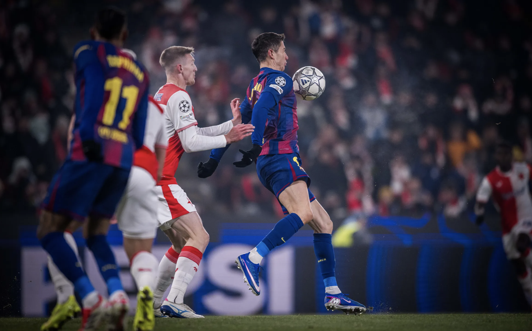 Ngược dòng kịch tính, Barcelona thắng nghiền ép chủ nhà Slavia Prague - Ảnh 4.