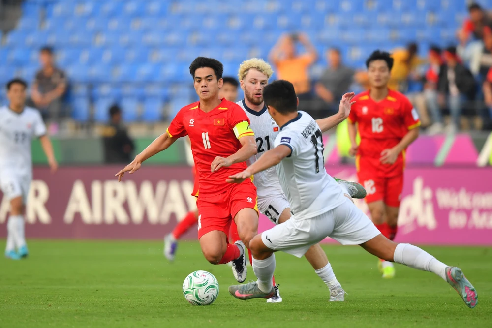 hlv-kim-sang-sik-quyet-thang-han-quoc-o-tran-tranh-hang-3 (1).jpg