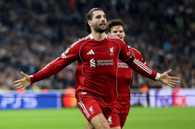 ... rồi ăn mừng cùng các đồng đội trong trận thắng Marseille.