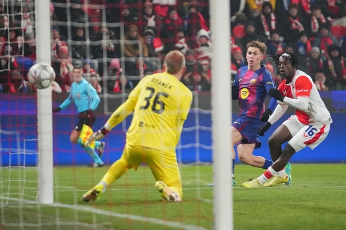 Fermin Lopez ghi bàn gỡ hòa 1-1 trong trận Barca thắng chủ nhà Slavia Prague 4-2 ở lượt bảy Champions League trên sân Fortuna Arena, Prague, CH Czech ngày 21/1. Ảnh: La Presse